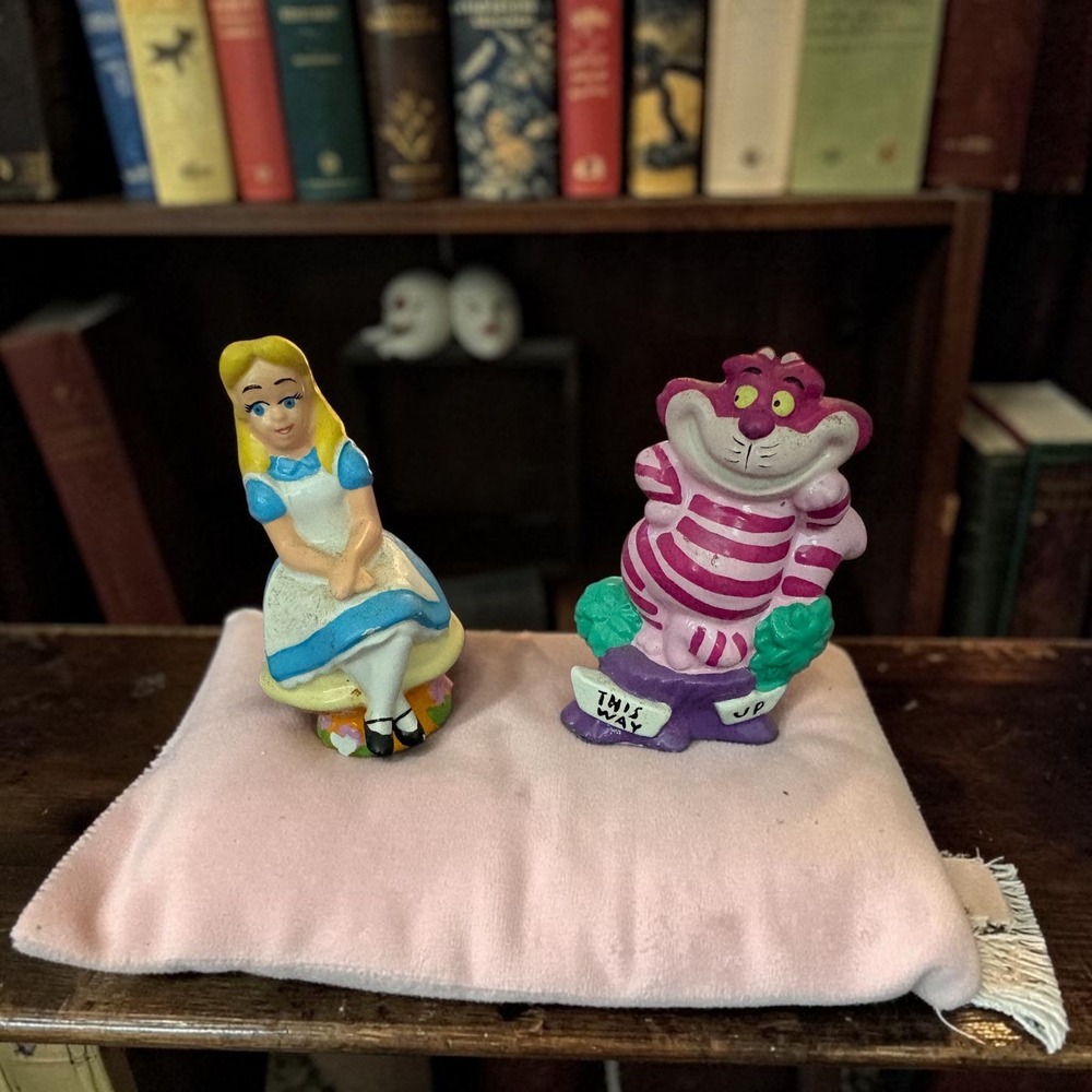 Disney Alice in Wonderland Cheshire Cat Salt & Pepper Shaker Set LE 500 Ceramic